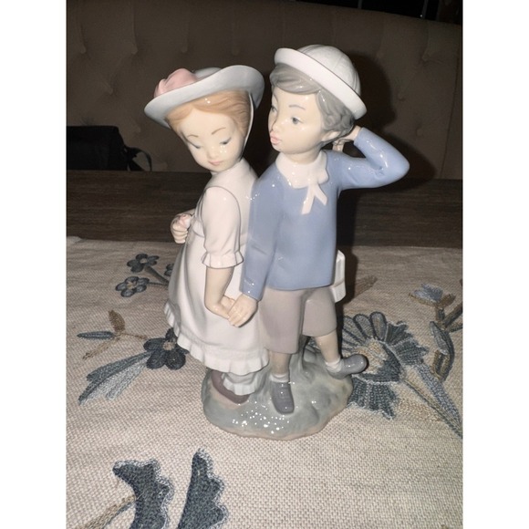 Lladro Figurine Boy and Girl with Gifts Hand Made in Spain Porcelain - Picture 1 of 5
